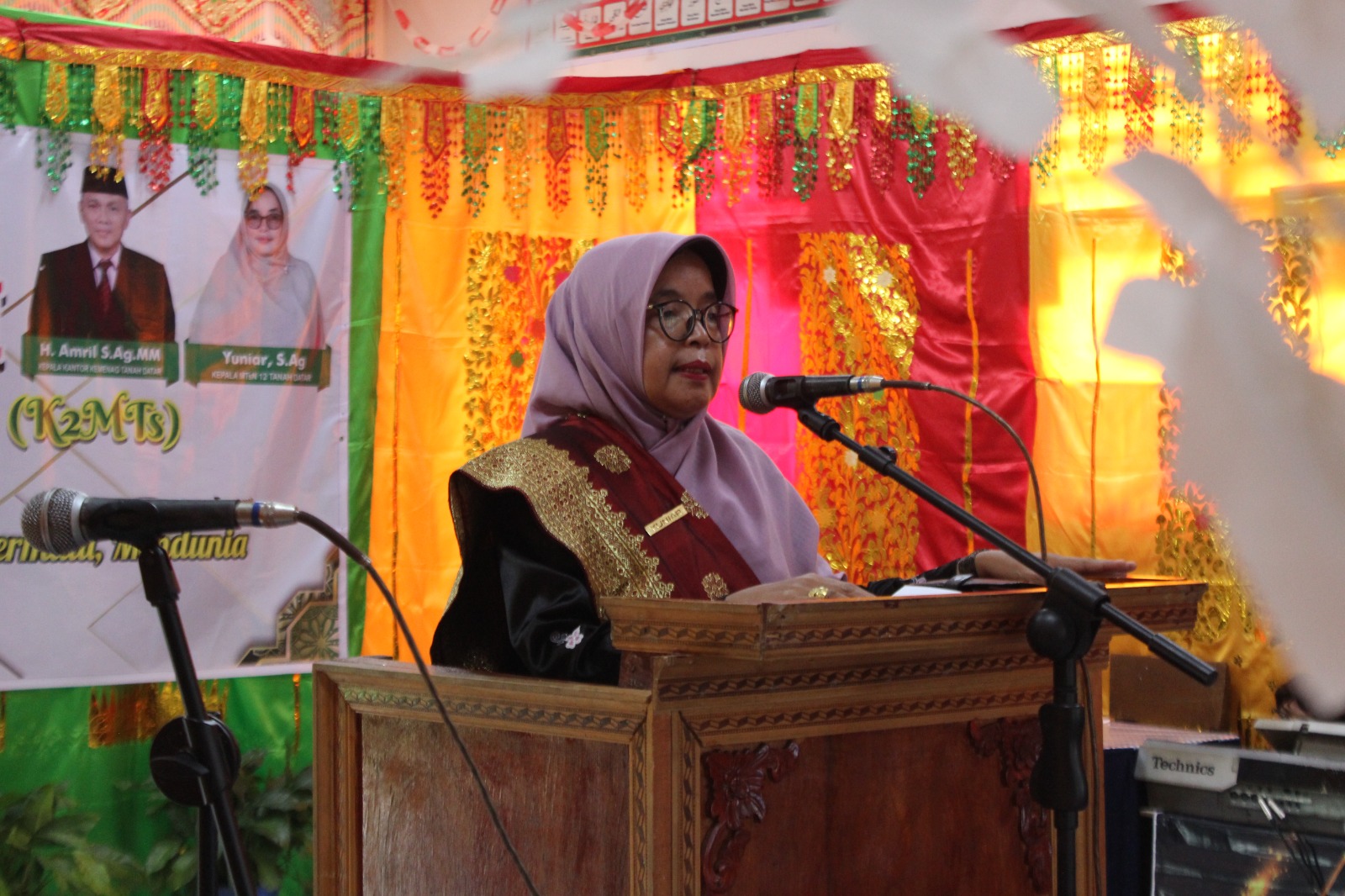 Kepala sekolah MTsN 12 Tanahdatar Yuniar, S.Ag melaporkan kegiatan sekolah hingga kegiatan rakor MTs se Sumbar.